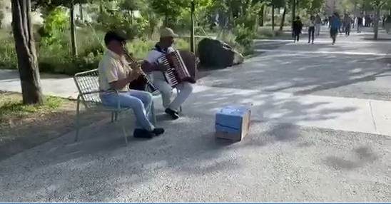 OPOZITA GATI PËR PROTESTË/ Tek “Sheshi Skënderbej” kërcehet “Vallja e Zyleve” (VIDEO)