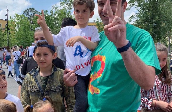 GARA PËR TIRANËN/ Veliaj me dy gishta lart, ja bluza që ka zgjedhur për fushatën (FOTO)
