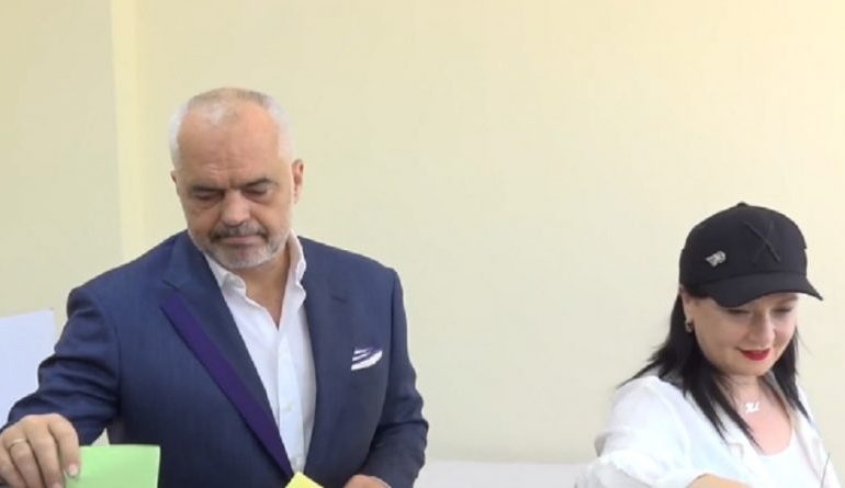 SHQIPËRIA NË ZGJEDHJE/ Momenti kur kryeministri Rama dhe bashkëshortja e tij votojnë
