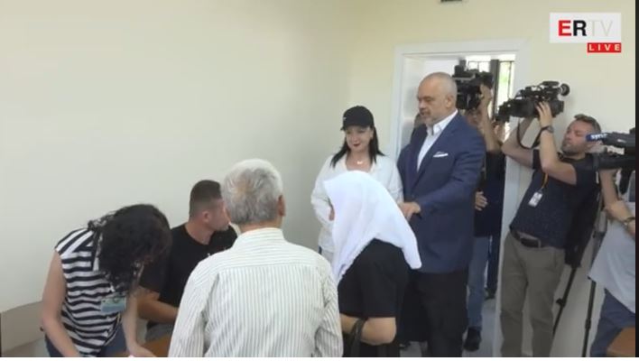 SHQIPËRIA VOTOI/ Ndoqi procesin nga selia e PS-së, Rama largohet pas mbylljes së votimeve (VIDEO)