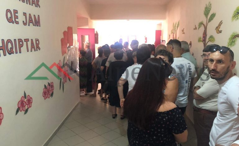 SHQIPËRIA VOTON/ Korridoret plot në qendrën e votimit në Tiranë. PAMJET nga njësia 5