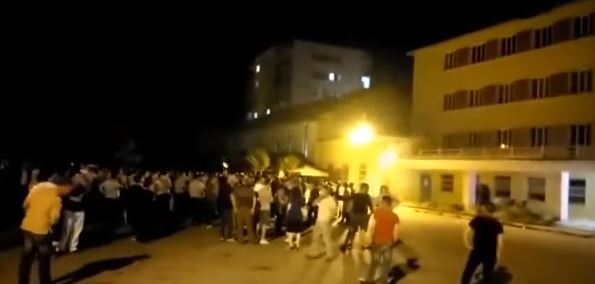 SULMOHET POLICIA ME MOLOTOV/ Ja e vërteta e protestës “PAQËSORE” të opozitës (VIDEO)