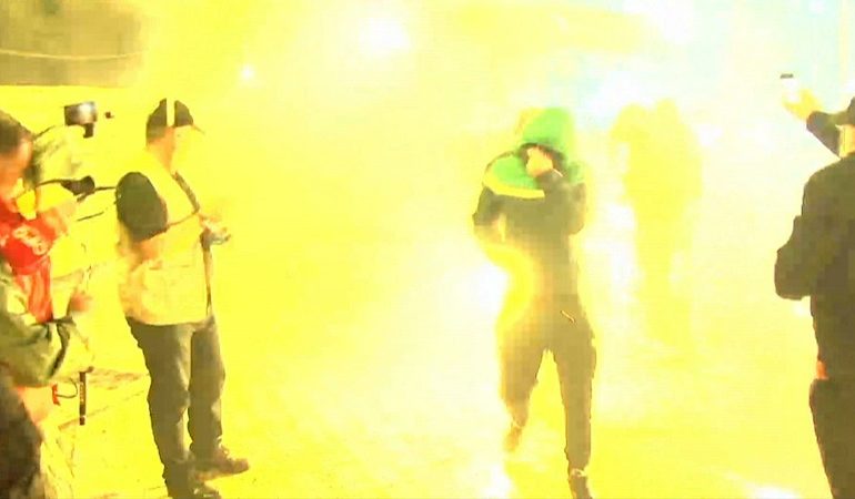 DEGJENERON PROTESTA E OPOZITËS/ Plagosen policë, kameraman e qytetarë