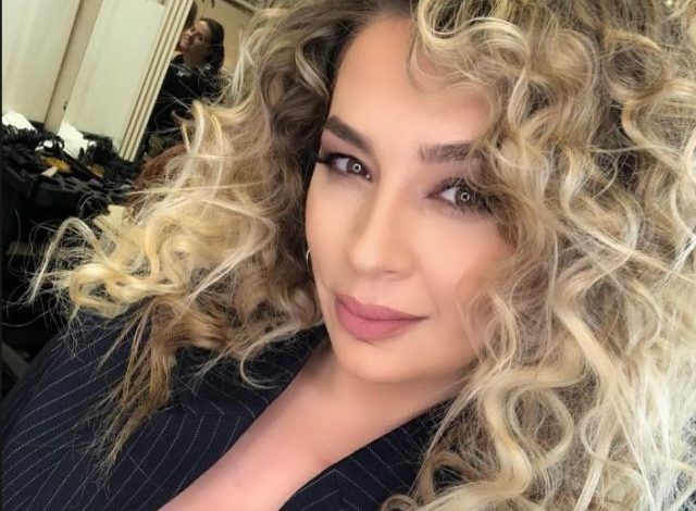 “DO JU SHKRIJË DIELLI SILIKONIN”/ Rozana Radi nuk ia përton ndjekëses: Njësoj e bëjmë qumështin (FOTO)