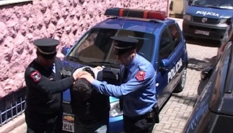 NDËRTIM PA LEJE DHE VJEDHJESH PIJE ALKOLIKE/ Kapen “MAT” dy persona në Vlorë e Sarandë