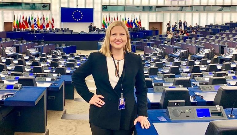 DITA E PARË NË PARLAMENT/ Arba Kokalari, eurodeputetja e parë shqiptare nis zyrtarisht punë në PE