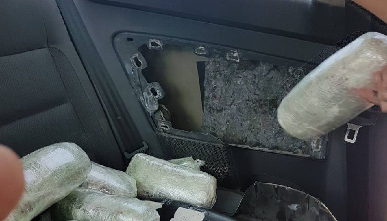 POROSIA E FUNDIT/ Kanabis në makinë e në magazinë, arrestohen tre persona në Kavajë