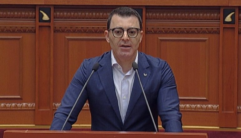 KUVENDI/ Deputeti i PS-së: Metën do ta nxjerrim në pension, të kakarisë në majë të plehut