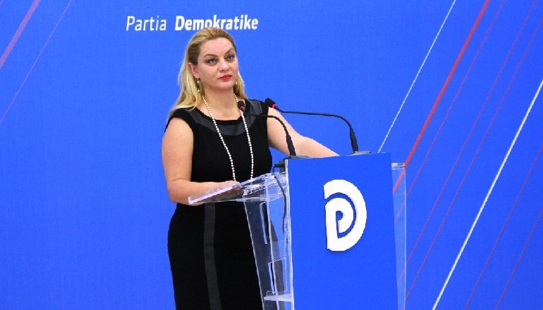 “SERUMI S’MUNGON”/ Vokshi shfryn kundër “BARNAVE”: Mashtroni, ja emrat e qendrat që s’kanë