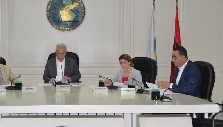 VOTA E KOMISIONERËVE/ Skënderi për Bylykbashin: Do ngre padi për shpifje dhe mashtrim, ja çfarë parashikon ligji