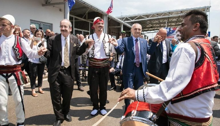 PASI SULMOI SHBA/ Meta ia merr valles me kongresmenin amerikan në Tropojë