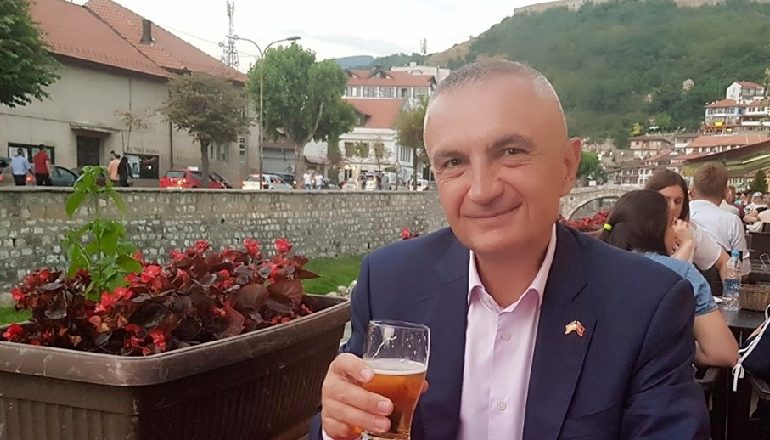 PAS TROPOJËS NDALET NË PRIZREN/ Presidenti Meta e mbyll darkën me birra