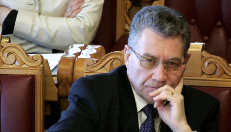 JO VETËM NË SHTËPINË…/ Ish ministri dënohet për abuzim seksual