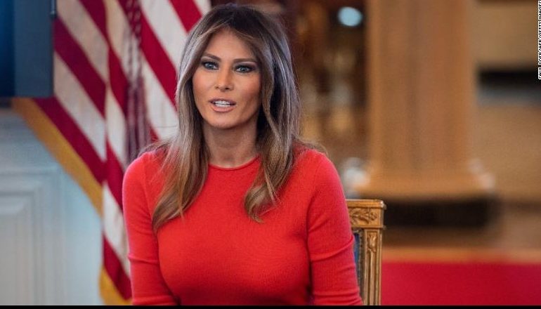 VIZITA NË SLLOVENI/ Melania Trump e “nderojnë” në mënyrë qesharake në vendlindjen e saj (FOTO)