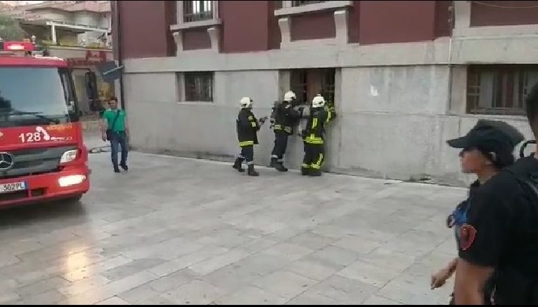ZJARRI NË GODINËN E BASHKISË SË DURRËS/ Zbulohet shkaku. Ka rënë…