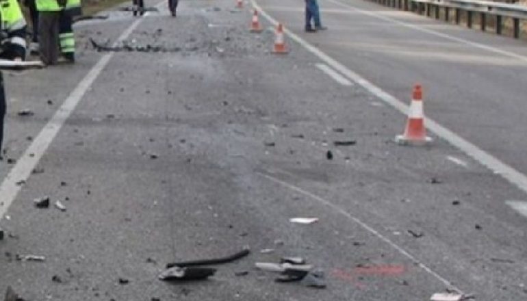 MAKINA DEL NGA RRUGA NË DIVJAKË/ Vdes në vend shoferi 57-vjeç, plagoset i biri…
