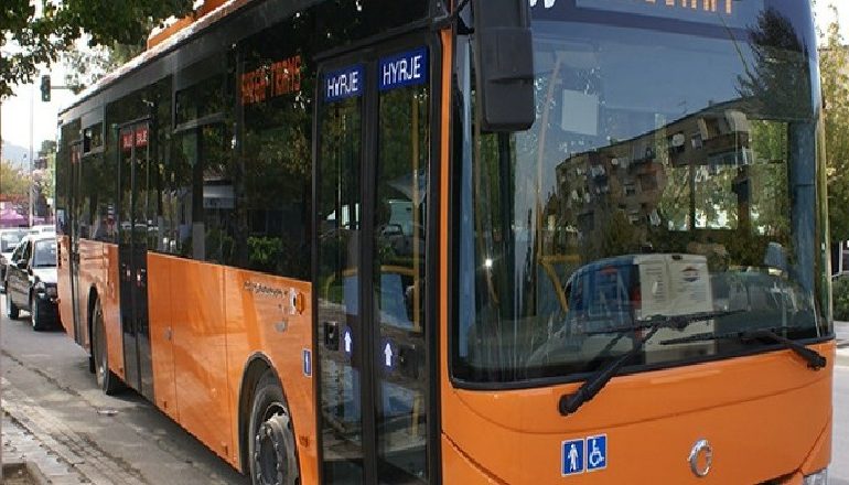 SHERR NË URBAN/ Bënë faturinon për spital dhe kundërshtuan policinë, arrestohen dy të rinj në Tiranë