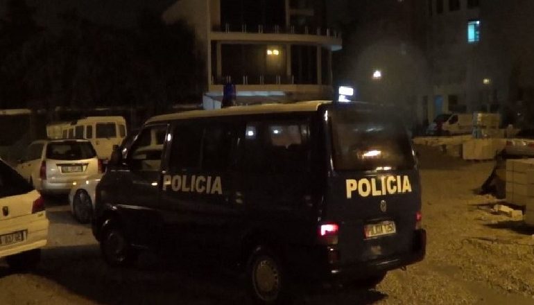 U PRISHËN “QETËSINË” TEKSA PRISNIN DRU NATËN/ Qëllohet me breshëri automatiku ndaj inspektorëve të pyjeve në Bulqizë