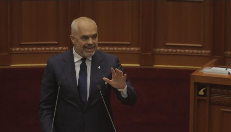 “MIC SOKOLI ME KOSTUM BANJO”/ Rama: Meta armik i kushtetutës