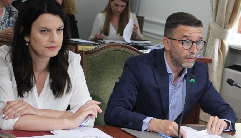 PUNONJËSIT E ADMINISTRATËS NË “SITË”/ Braçe: Ata që bëjnë punën do rrijnë, të tjerët do ikin
