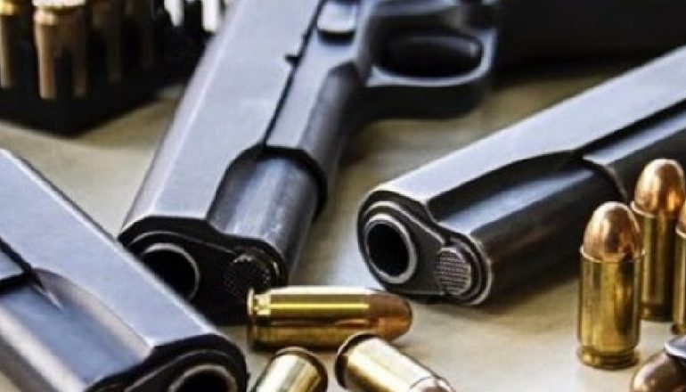 7 KALASHNIKOVË, 5 PISTOLETA DHE…/ Zbulohet arsenal armësh në Elbasan