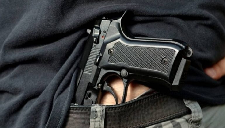 HYRI ME PISTOLET NË LOKAL/ Arrestohet 45 vjeçari në Kamëz