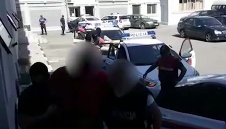DHUNUAN POLICËT NË LOKAL/ Çfarë ndodhi sot me 2 të “fortët” në Sarandë