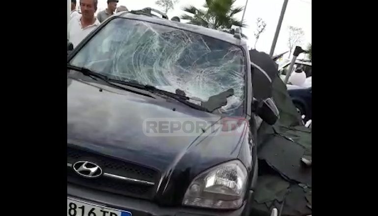 MOTI I KEQ NË LEZHË/ Shtyllat bien mbi automjete, zona mbetet pa energji elektrike (FOTO)