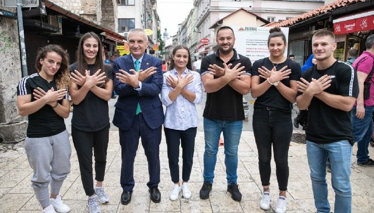 PASI U “RRËMBYE” NGA TIFOZËT E SARAJEVËS/ Meta bën simbolin e shqiponjës me kampionët e Xhudos (FOTO)