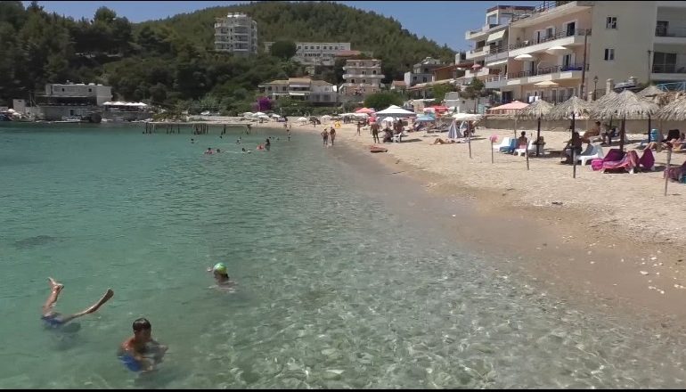 DESTINACIONI IDEAL I TË HUAJVE/ Turistët për Himarën: Një mrekulli, do rikthehemi