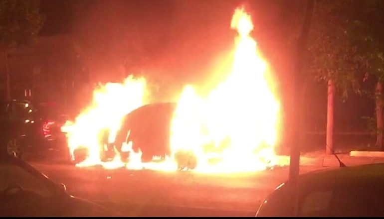 SHPËRTHEN NË FLAKË MAKINA NË ELBASAN/ Kush është pronari dhe dyshimet e policisë (FOTO)