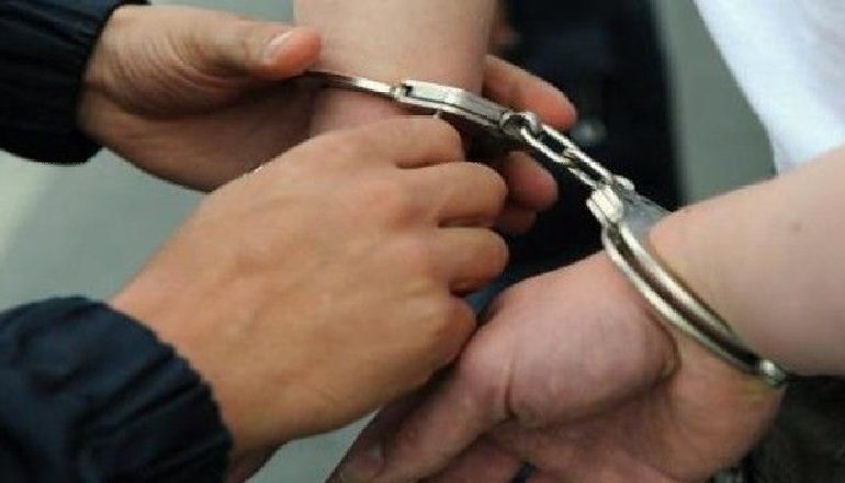 ARRESTOHEN DY PERSONA NË ELBASAN/ Shoferi drejtonte mjetin në gjendje të dehur, e pëson edhe pasagjeri