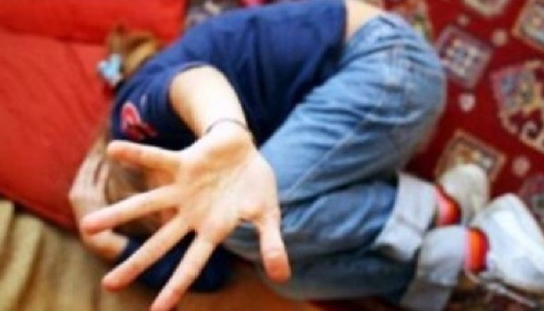 SHITËSI AMBULANT PËRDHUNON 18-VJEÇARIN ME PROBLEME MENDORE NË ELBASAN/ Bashkëshortja: Ta mbyllim si histori