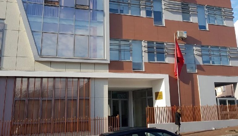 TRUALL, MAKINA DHE APARTAMENTE/ Të riut në Elbasan i sekuestrohet 700 mijë € pasuri