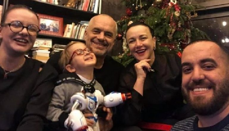 DITËLINDJA E ZAHOS/ Rama ndan foton e ëmbël të 2 djemve të tij: Vëllezër në momentin…