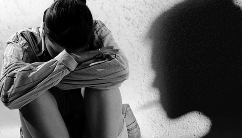 E RËNDË NË DIVJAKË/ I riu përdhunon kushërirën e mitur. Arrestohet pas…