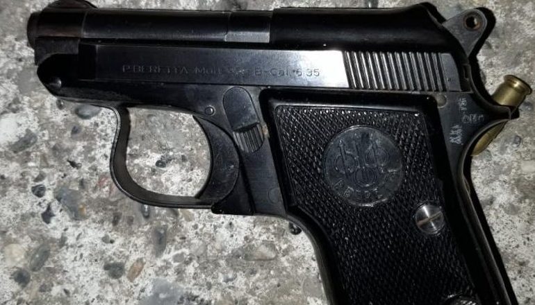 TERRORIZOI FSHATIN ME ARMË ZJARRI/ Kush është i riu që u arrestua në Shkodër