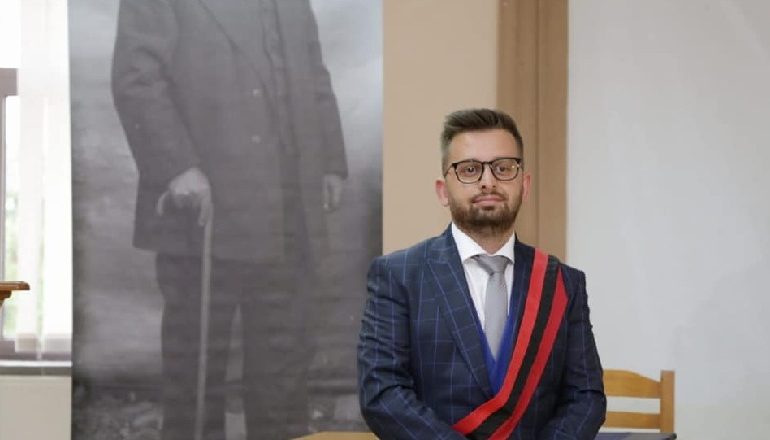 KONSTITUOHET KËSHILLI BASHKIAK/ Betohet kryebashkiaku i ri i Kolonjës, Erion Isai