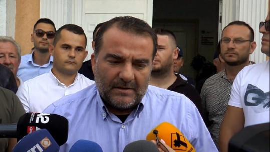 SOT BETOHET KRYEBASHKIAKU I RI I KAVAJËS/ Isa Sakja i PD bën të “fortin”: Jam në punë, s’e liroj zyrën (VIDEO)