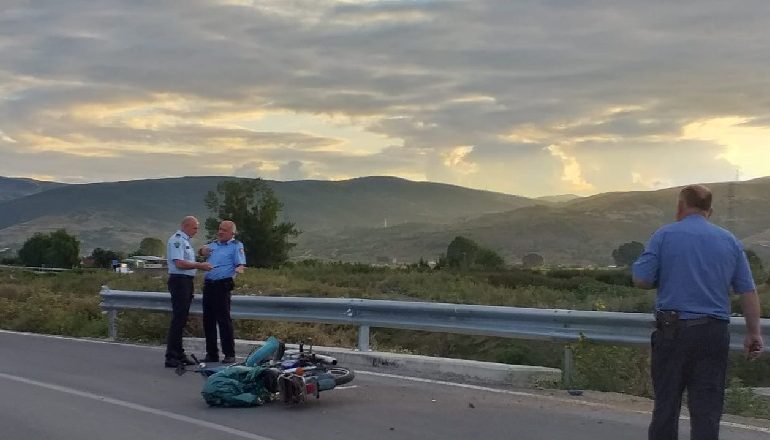 AKSIDENT NË KORÇË/ 60 vjeçari “fluturoi” me motor, ndodhet…