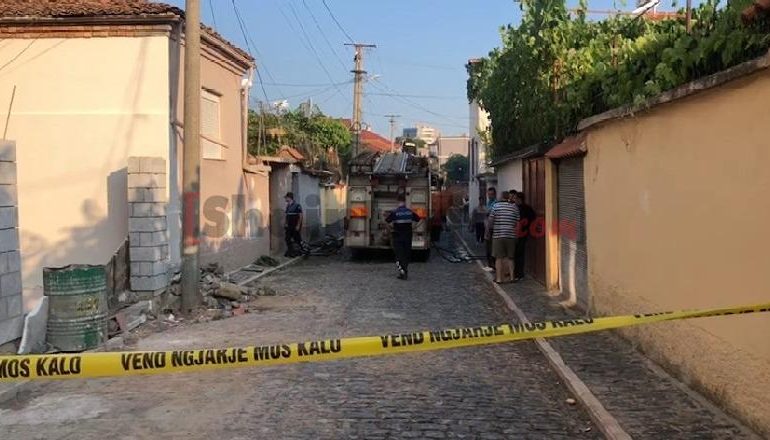 E FUNDIT/ Përfshihen në flakë dy banesa në Korçë, zjarrfikësit në vendngjarje