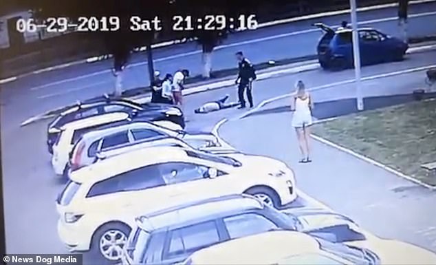 E GODITI ME THIKË NË STOMAK/ I riu e shemb për tokë agresorin (VIDEO)