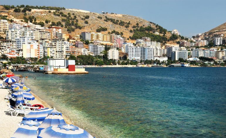 KOMENTET/ Turisti anglez për Sarandën: Plazh fantastik! Shqiptarja: I tmerrshëm… (FOTO)