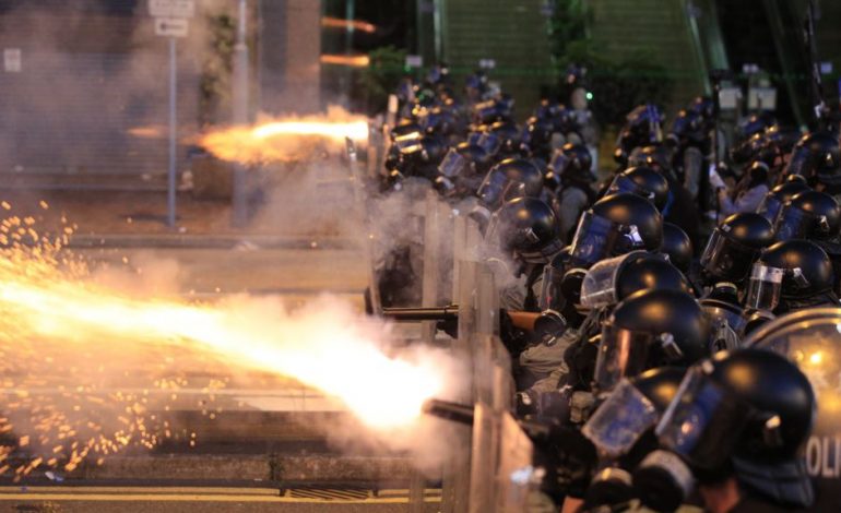 NUK NDALEN PROTESTAT NË HONG KONG/ Policia përdor gjatë gazin lotsjellës