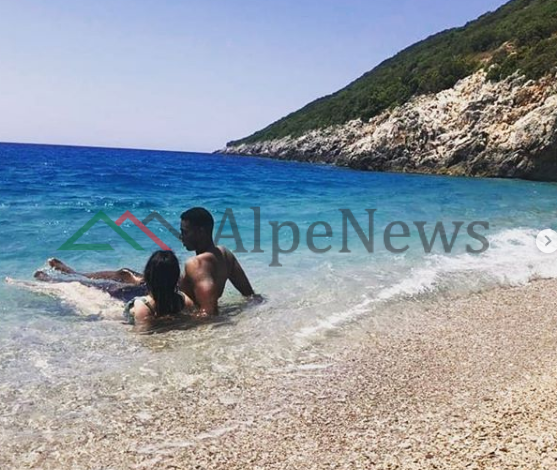 “STREHË” PËR TURISTËT E HUAJ/ Plazhi i Himarës PLOT me pushues (PAMJET)