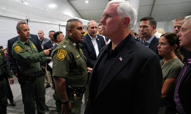 “KEMI SHUMË URI”/ Zv.Presidenti Pence viziton emigrantët në kufirin e Teksasit: “Po sigurojmë kujdes për amerikanët”