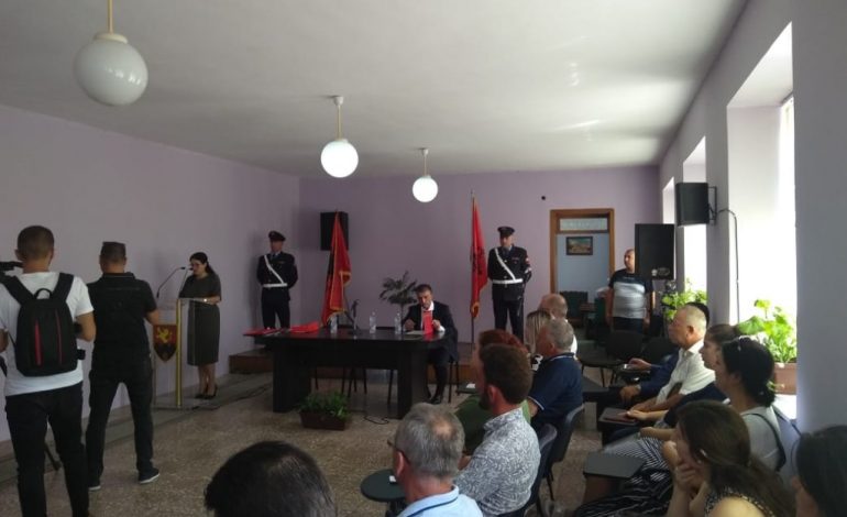 KONSTITUIMI I KËSHILLAVE/ Betohet kryetari i bashkisë së Përmetit, Tërmet Peçi (FOTO)