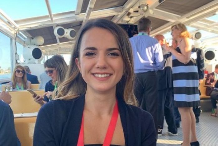 LARG POLITIKËS/ Rudina Hajdari publikon foton familjare