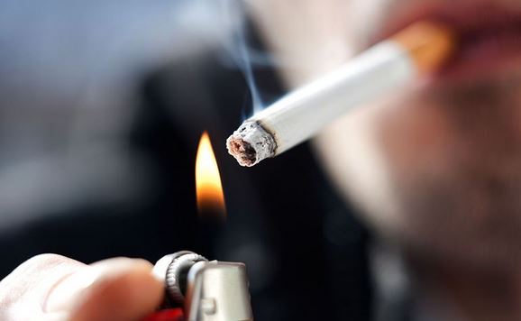 LIGJI “ANTIDUHAN” NUK KURSEN ADMINISTRATËN/ Kapen me cigare në zyra, ja institucionet që u gjobitën
