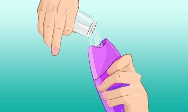 JU NDIHMON PËR…/ Shtoni një lugë kripë në shampon tuaj kundër flokëve me yndyrë